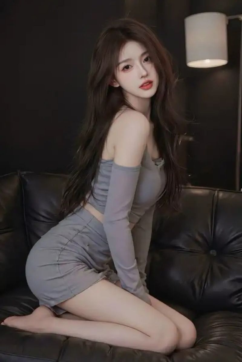 Gái xinh Trung Quốc mặc váy ngắn ngồi trên sofa