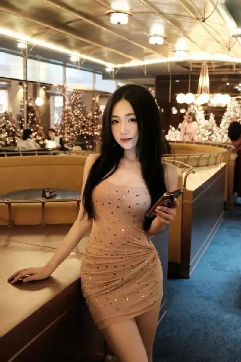 Gái xinh Trung Quốc mặc váy ngắn đứng trong nhà hàng