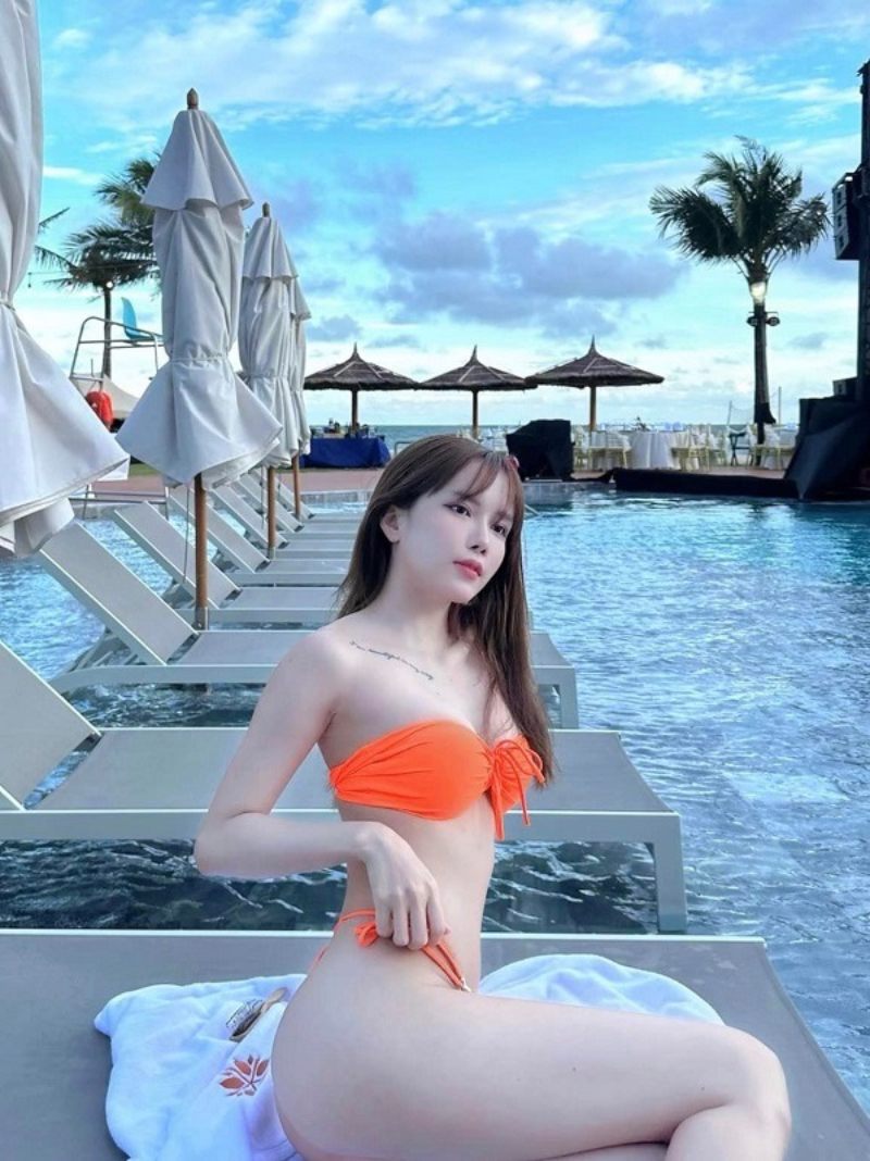 Thiều Bảo Trâm mặc bikini ở hồ bơi