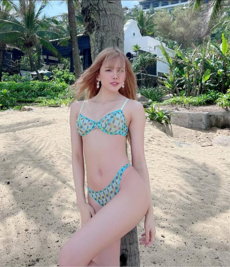 Thiều Bảo Trâm mặc bikini khoe da trắng mướt mát
