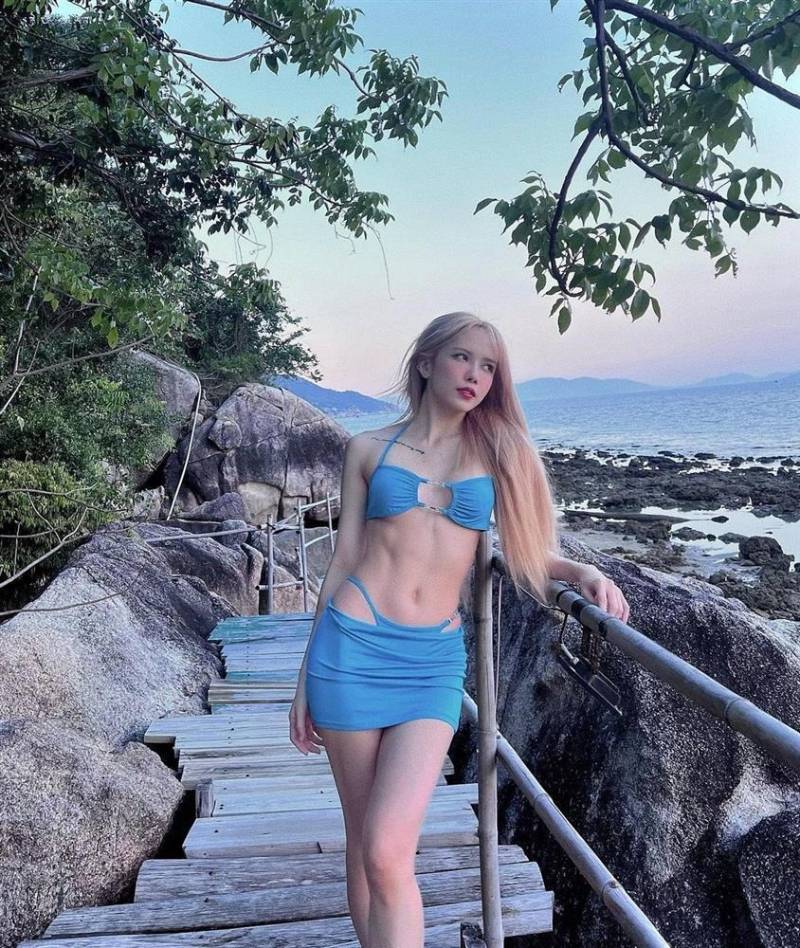 Thiều Bảo Trâm mặc bikini xanh khoe dáng đẹp