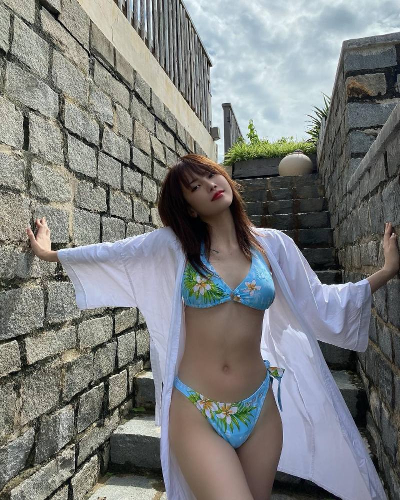 Thiều Bảo Trâm mặc bikini dưới cầu thang