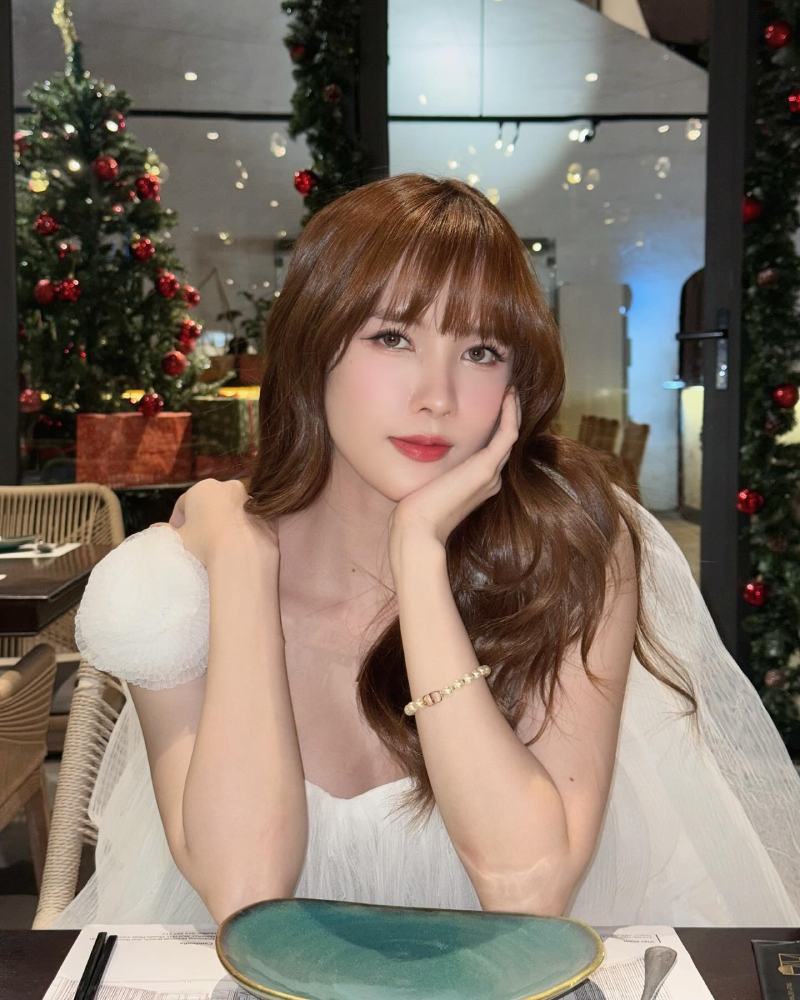 Thiều Bảo Trâm xinh đẹp tại nhà hàng