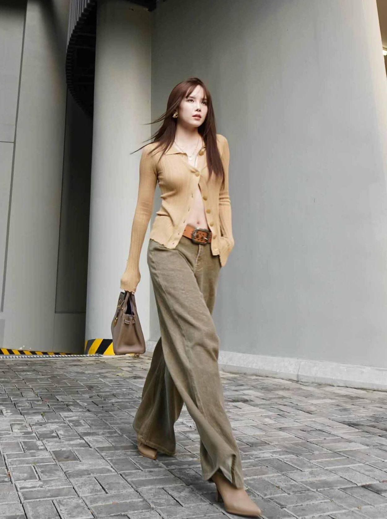 Thiều Bảo Trâm diện thời trang dạo phố