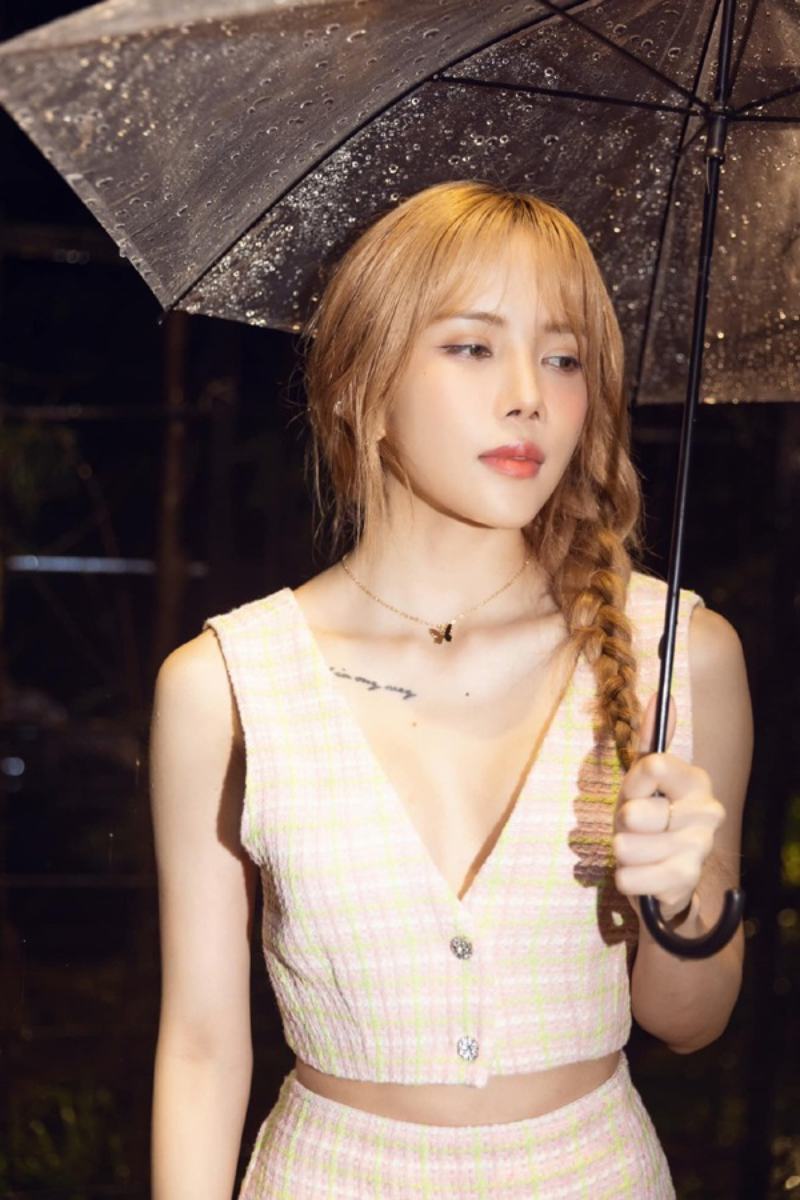 Thiều Bảo Trâm biểu cảm buồn cầm ô
