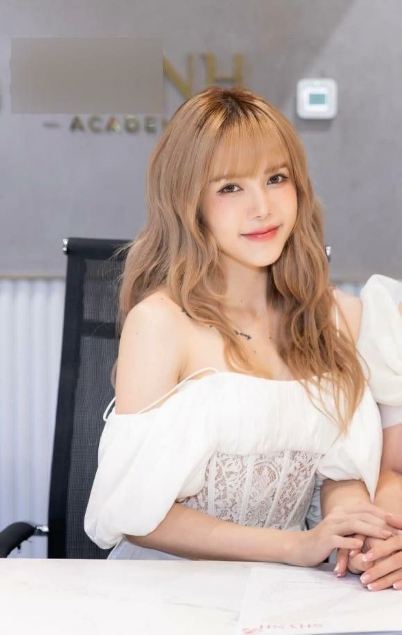 Ảnh Thiều Bảo Trâm cười nhẹ nhàng
