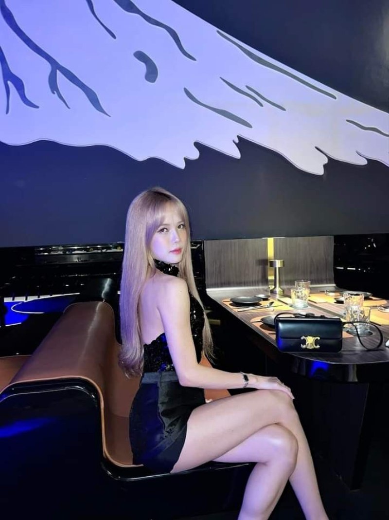 Thiều Bảo Trâm ăn nhà hàng