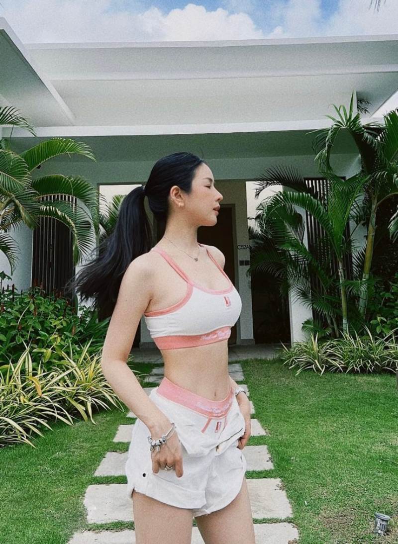 Ảnh DJ Mie bikini ở sân nhà Ảnh DJ Mie bikini ở sân nhà