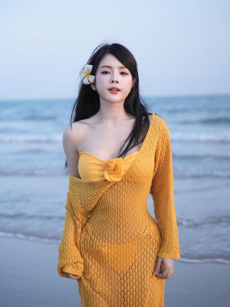 Ảnh DJ Mie bikini màu vàng kín đáo ở bãi biển Ảnh DJ Mie bikini màu vàng kín đáo ở bãi biển