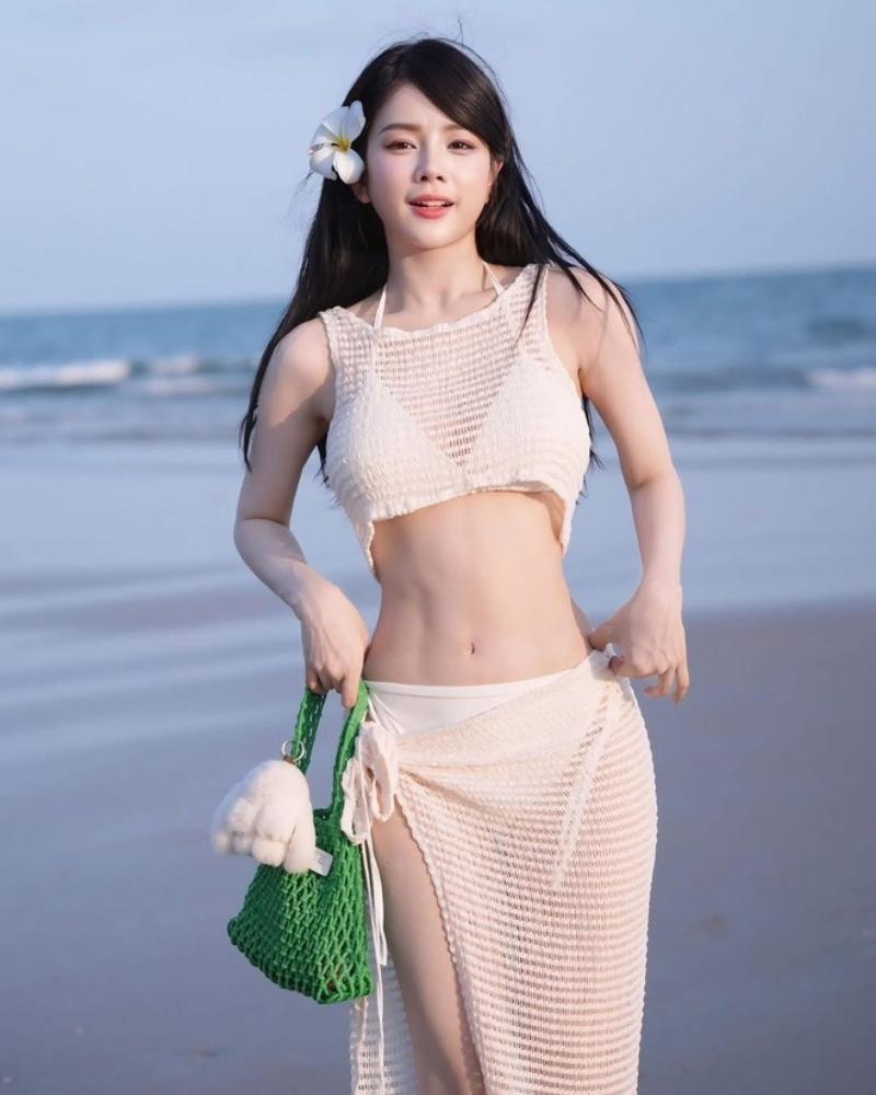 Ảnh DJ Mie bikini màu trắng ở bãi biển Ảnh DJ Mie bikini màu trắng ở bãi biển