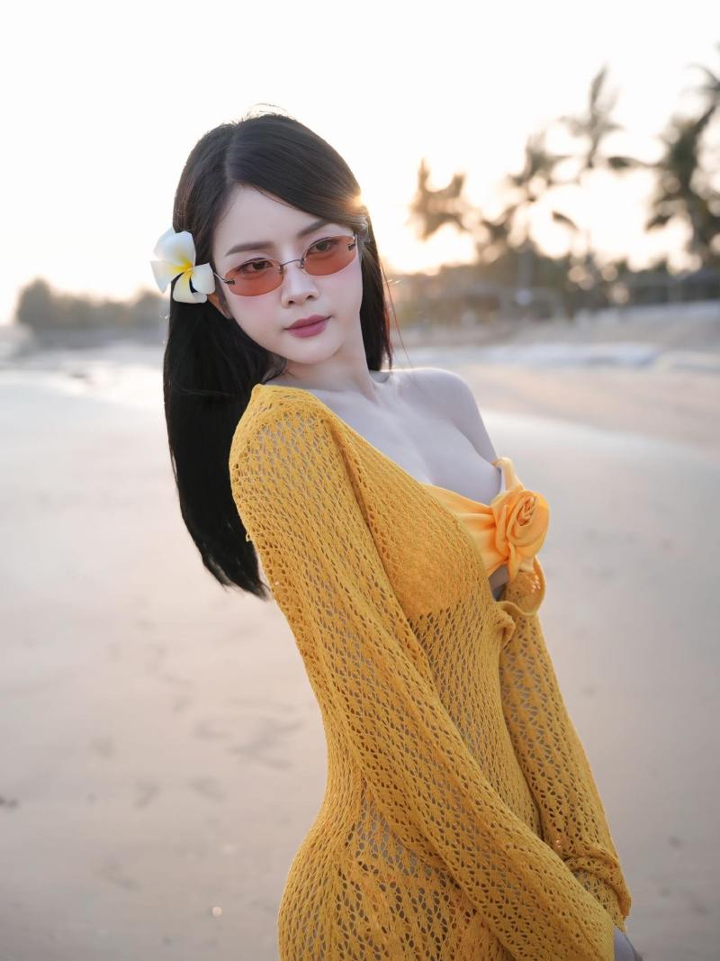 Ảnh DJ Mie bikini màu vàng kín đáo ở bãi cát Ảnh DJ Mie bikini màu vàng kín đáo ở bãi cát
