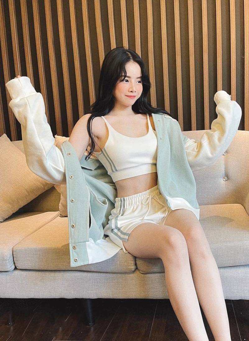 Ảnh DJ Mie bikini ngồi trên ghế Ảnh DJ Mie bikini ngồi trên ghế
