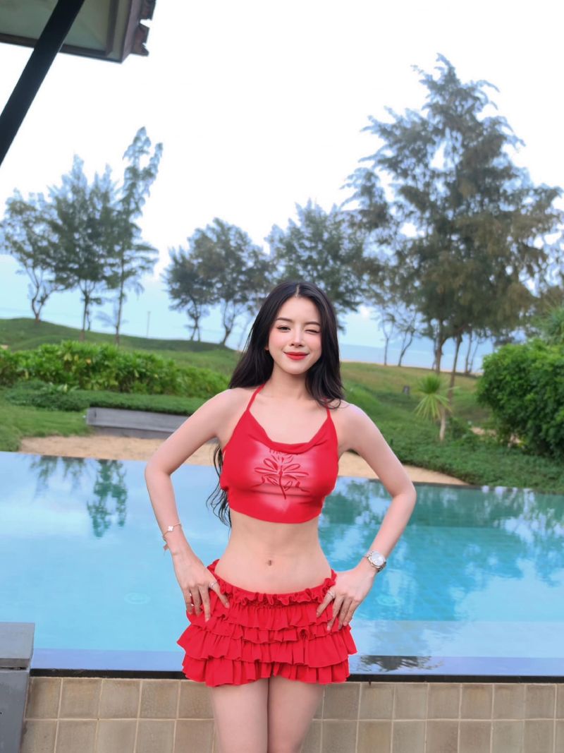 Ảnh DJ Mie bikini màu đỏ ở hồ bơi Ảnh DJ Mie bikini màu đỏ ở hồ bơi