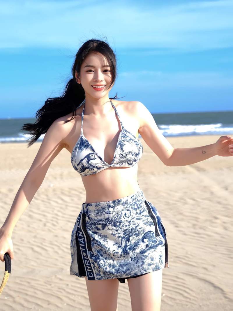 Ảnh DJ Mie bikini họa tiết ở bãi cát biển Ảnh DJ Mie bikini họa tiết ở bãi cát biển