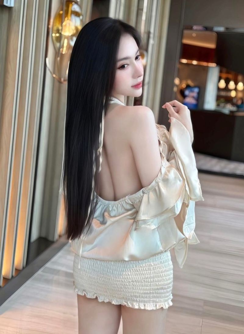 Ảnh gái xinh chụp dáng khoe lưng trắng mịn Ảnh gái xinh chụp dáng khoe lưng trắng mịn