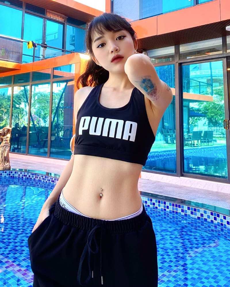 Ảnh gái xinh chụp dáng ở hồ bơi