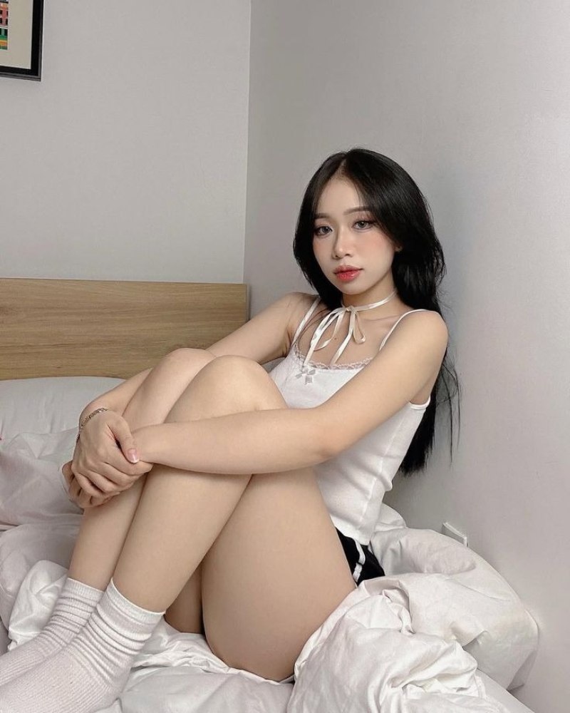 Ảnh gái xinh chụp dáng khoe đùi đẹp trên giường Ảnh gái xinh chụp dáng khoe đùi đẹp trên giường