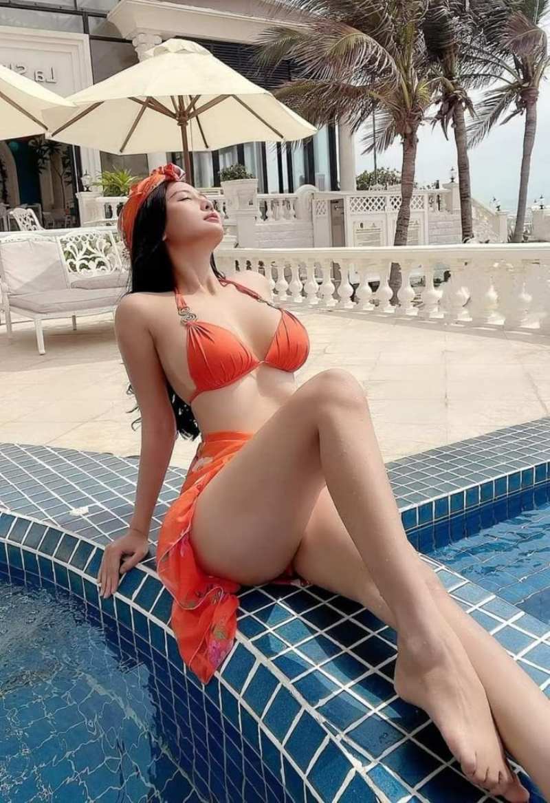 Ảnh gái xinh chụp dáng mặc bikini ở hồ bơi