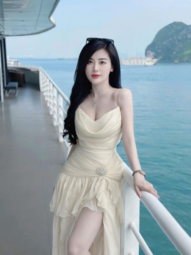 Ảnh gái xinh chụp dáng trên du thuyền