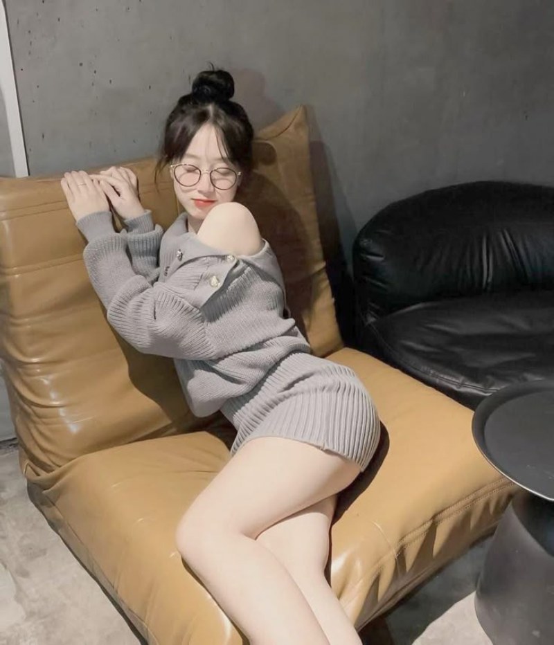 Ảnh gái xinh chụp dáng khoe body trên ghế sofa