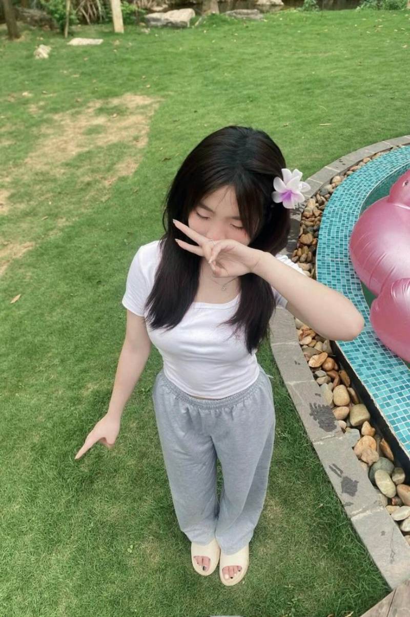Ảnh gái xinh chụp dáng cute ở bãi cỏ
