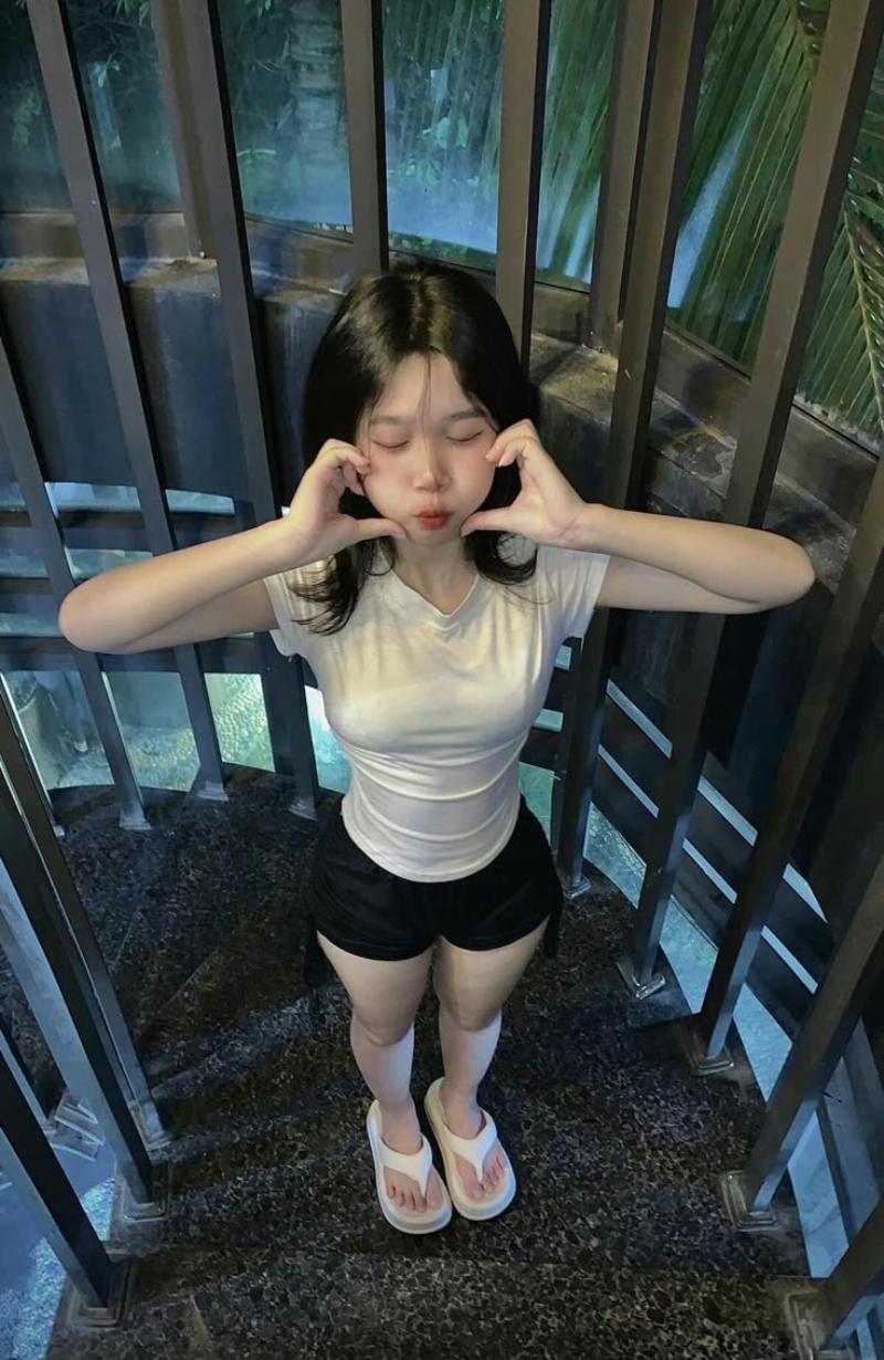 Ảnh gái xinh chụp dáng biểu cảm đáng yêu
