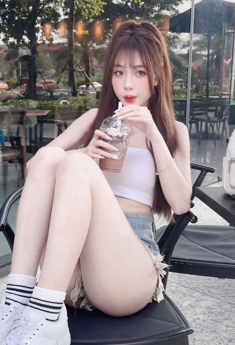 Gái xinh chụp dáng khoe đùi đẹp ở quán cà phê