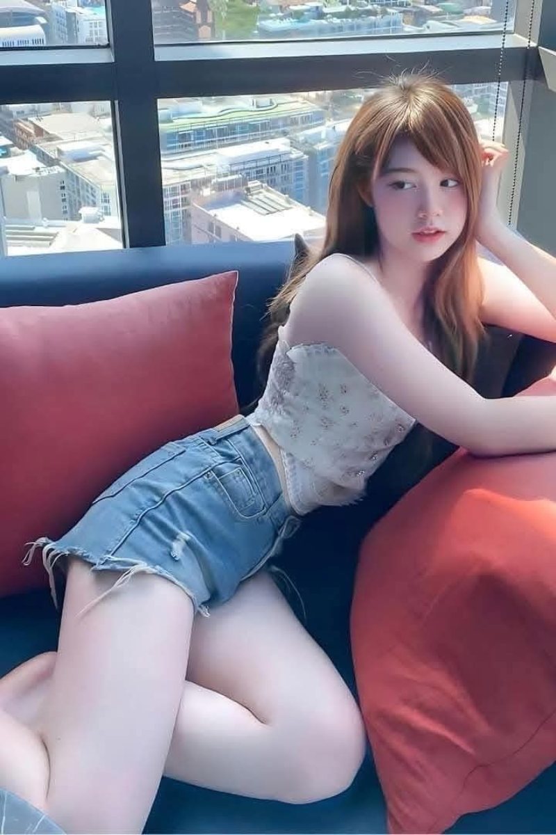 Ảnh gái xinh chụp dáng trên ghế sofa
