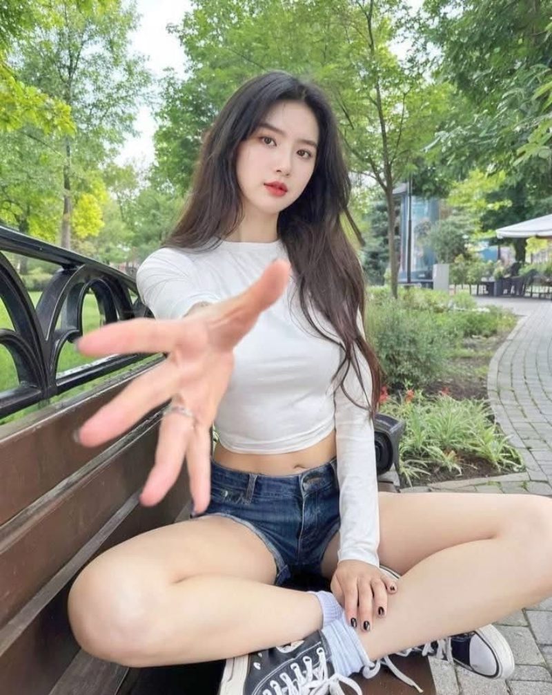 Ảnh gái xinh chụp dáng đẹp ở công viên