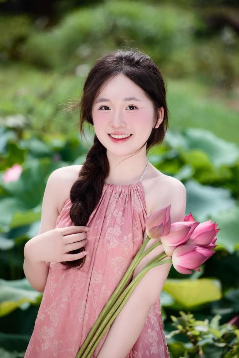 Gái xinh áo dài cắt vai cầm hoa sen ở đầm sen