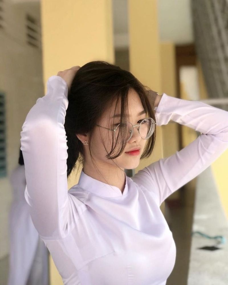Ảnh gái xinh áo dài trắng dễ thương ở hành lang lớp học