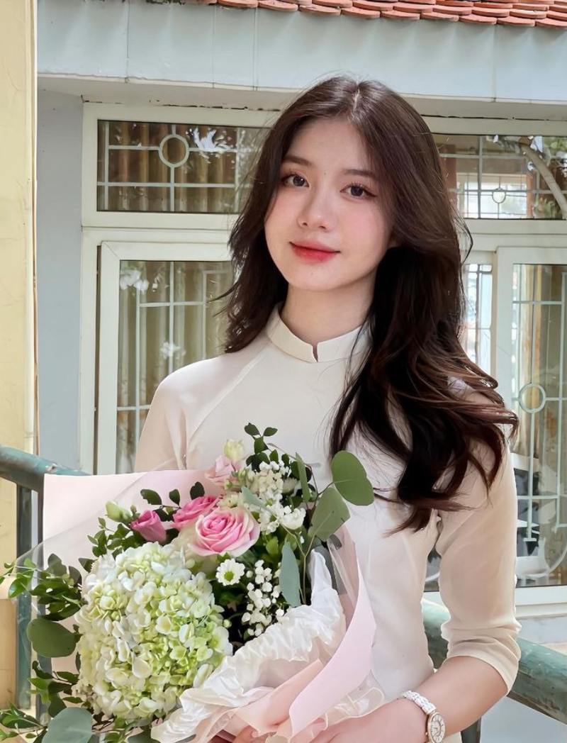 Gái xinh áo dài trắng cầm bó hoa