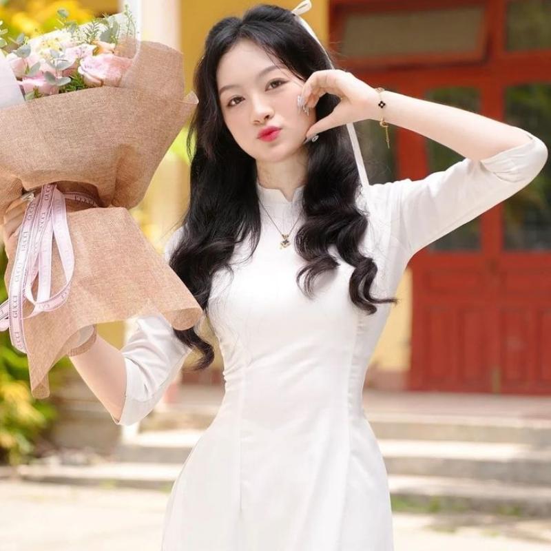 Gái xinh áo dài trắng cầm bó hoa