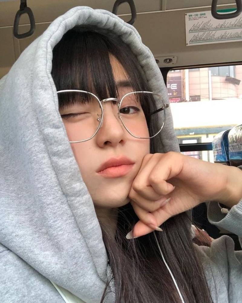 Ảnh gái xinh đeo kính trên tàu điện