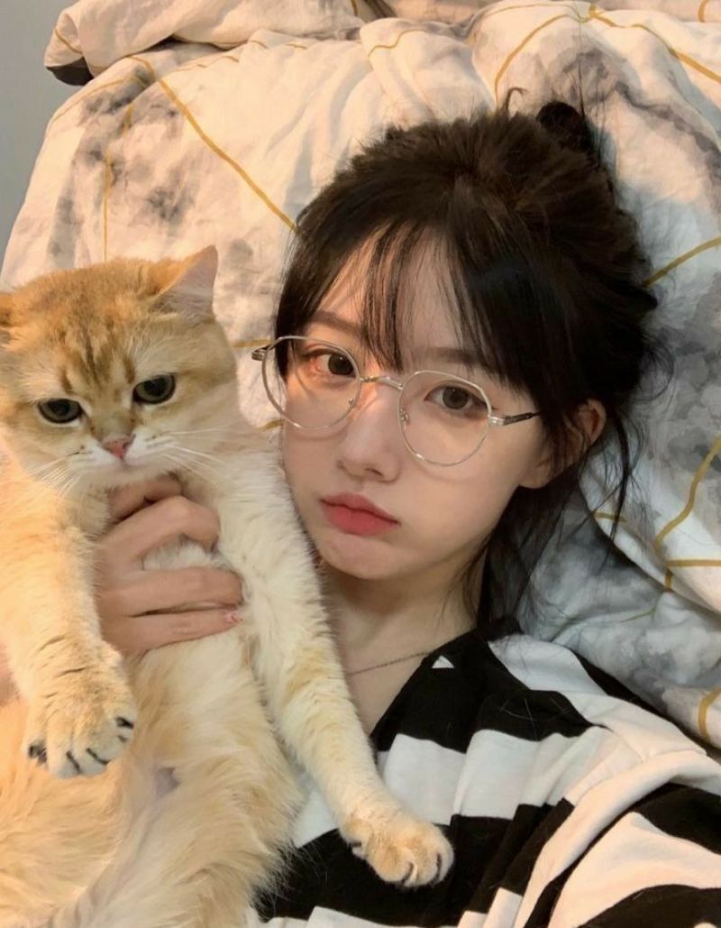 Ảnh gái xinh đeo kính bế mèo
