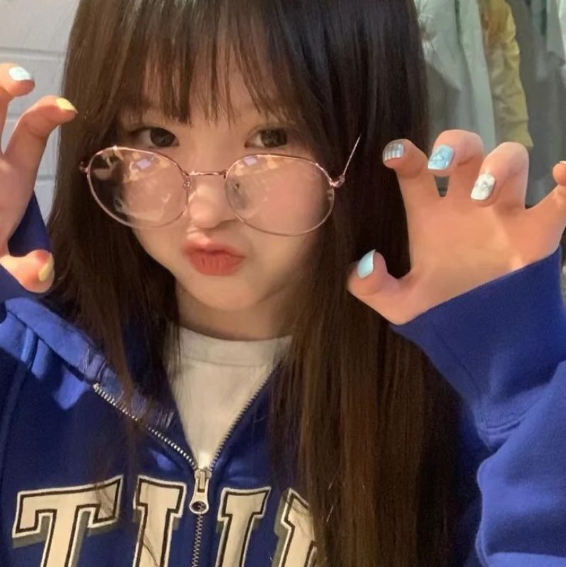 Ảnh gái xinh đeo kính chu môi