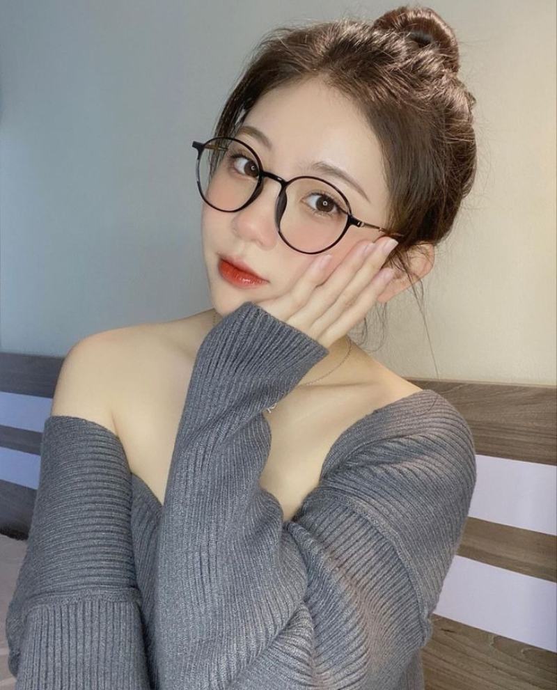 Ảnh gái xinh đeo kính tay trái đặt trên má