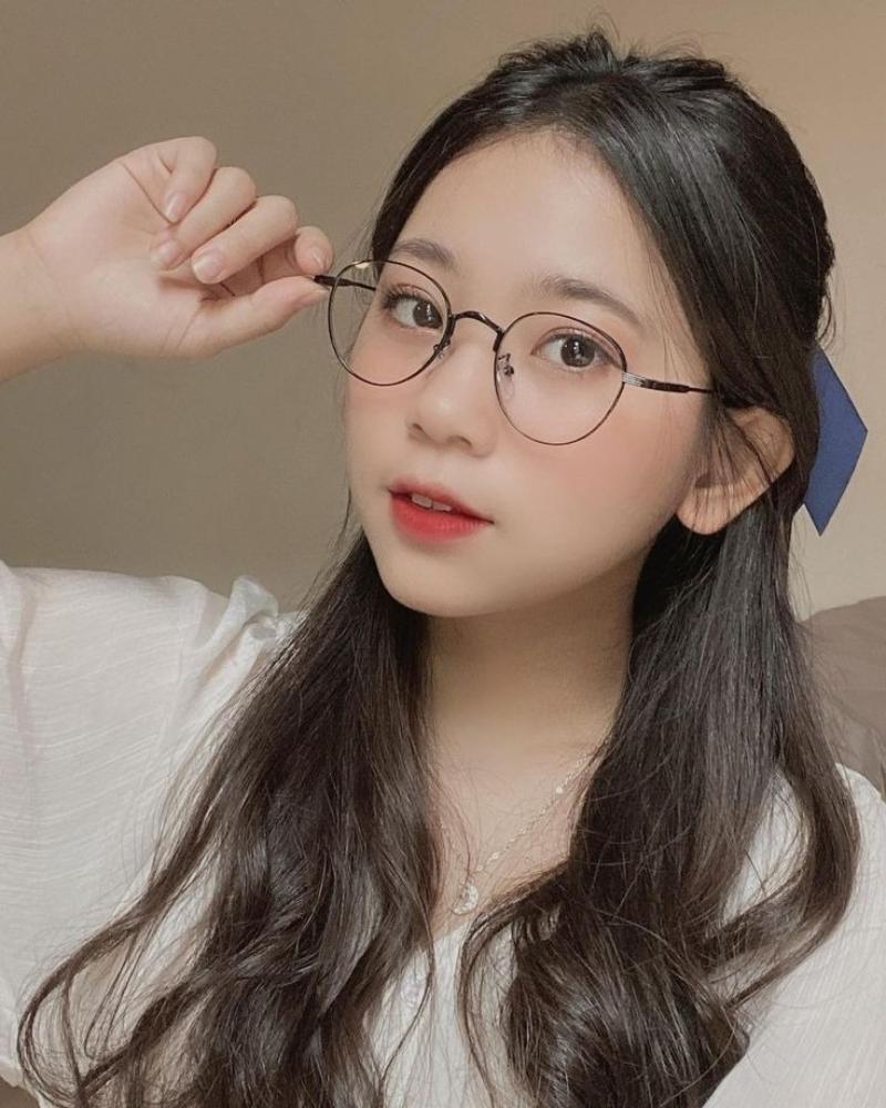 Ảnh gái xinh đeo kính tay cầm gọng kính