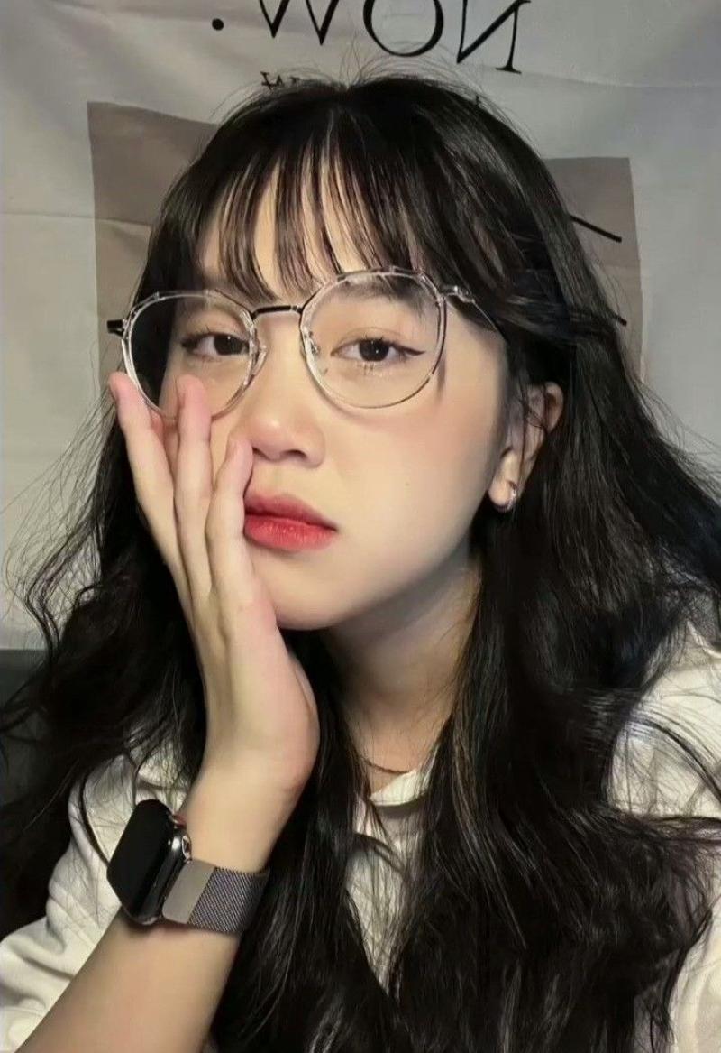 Ảnh gái xinh đeo kính tay chống cằm