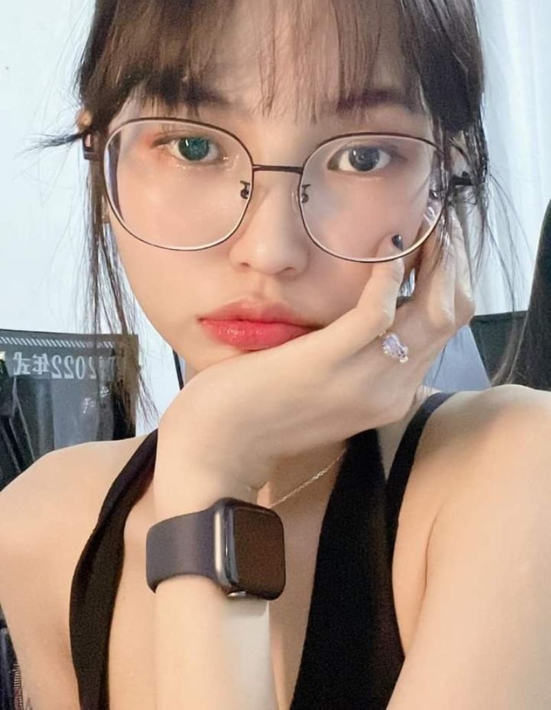 Ảnh gái xinh đeo kính tay chống cằm