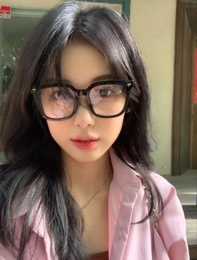 Ảnh gái xinh đeo kính mặc áo sơ mi hồng