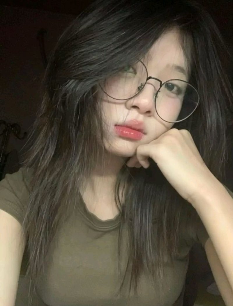 Ảnh gái xinh đeo kính chống cằm
