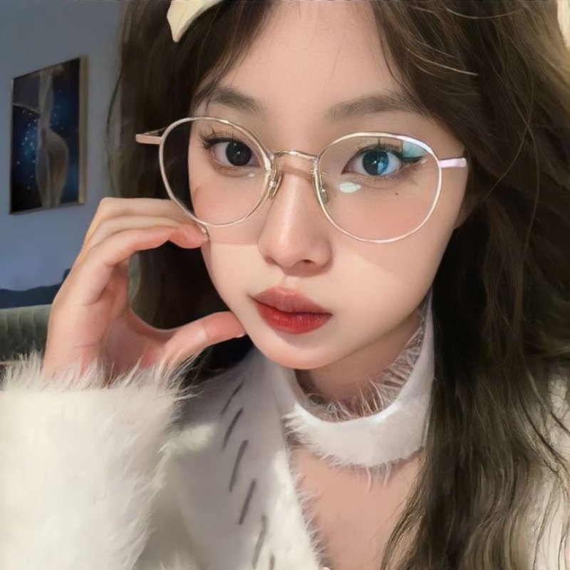 Ảnh gái xinh đeo kính tay nựng má