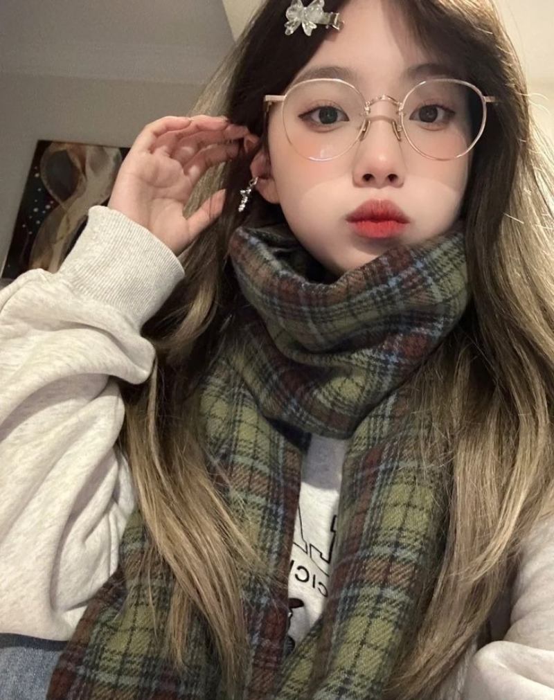 Ảnh gái xinh đeo kính, đeo khăn choàng cổ chu môi