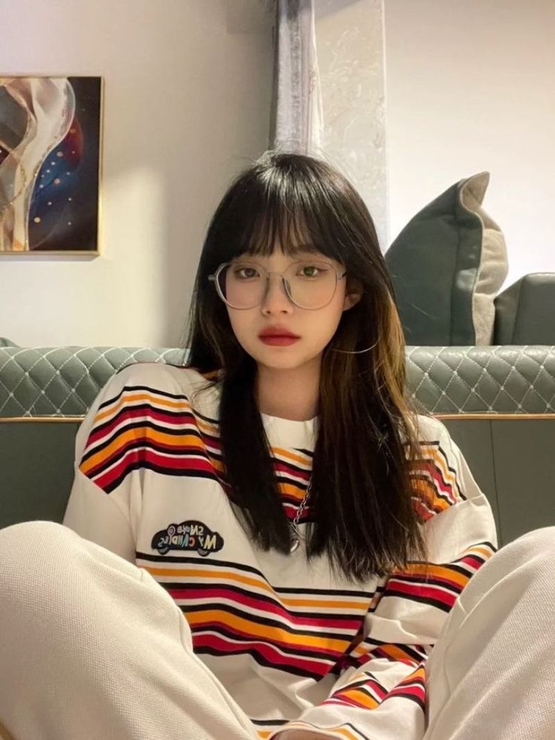 Ảnh gái xinh đeo kính trong phòng ngủ