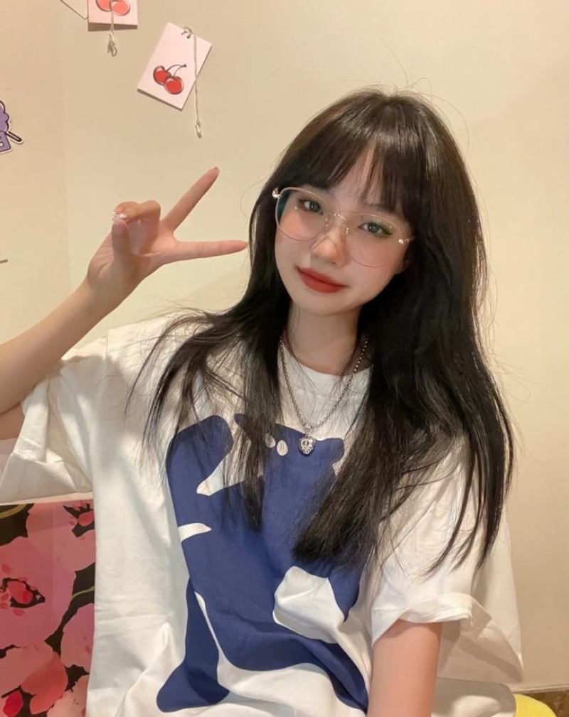 Ảnh gái xinh đeo kính bàn tay chào chữ V