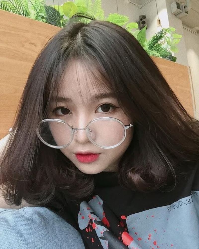 Ảnh gái xinh đeo kính tóc ngắn