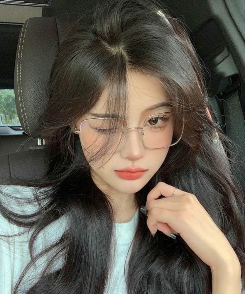 Ảnh gái xinh đeo kính trong ô tô