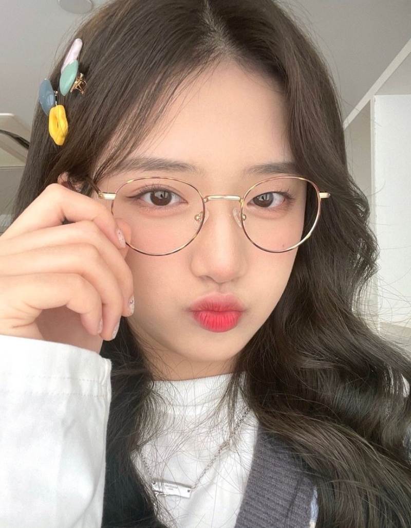 Ảnh gái xinh đeo kính chu môi