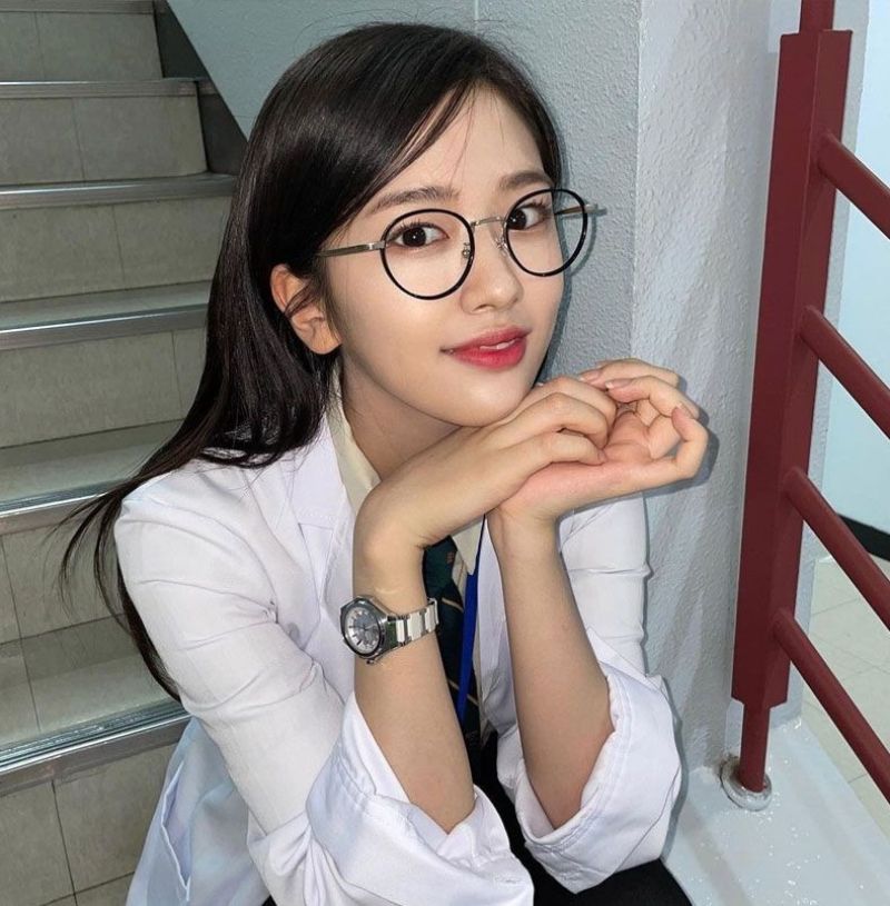 Ảnh gái xinh đeo kính ngồi dưới cầu thang